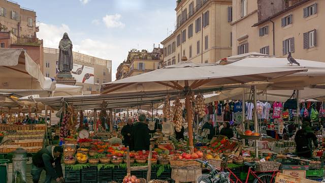 Trh Piazza Campo de’ Fiori, květiny a vůně čerstvého chleba je naprosto neodolatelná