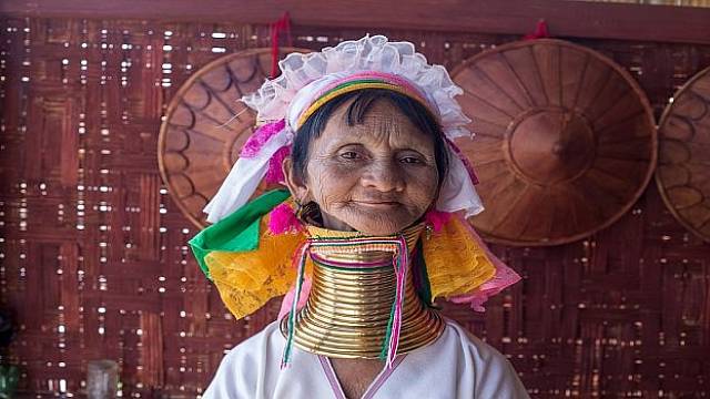 Ženy kmene Padaung se vyznačují dlouhými krky