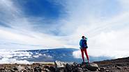 Turistka pozorující sopečné údolí sopky Mauna Loe