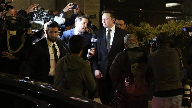 Elon Musk obklopen novináři