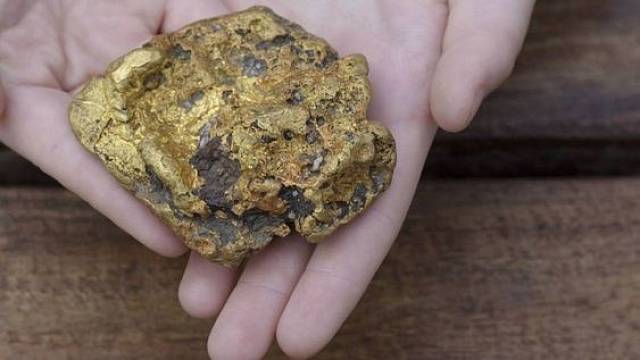 Amatérský detektorář objevil zlato za miliony korun.