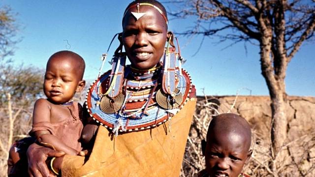 Masajská žena se stará o děti a chýše, muži o dobytek