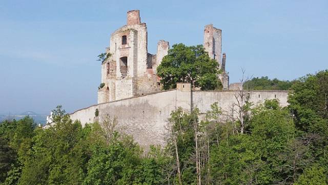 Hrad pochází ze 13. století