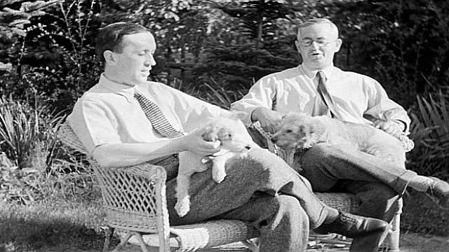 Karel Čapek, spisovatel (vlevo) a Josef Čapek sedí na zahradě v křesle