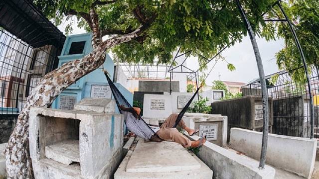 Tisíce lidí v Manile žijí na hřbitově