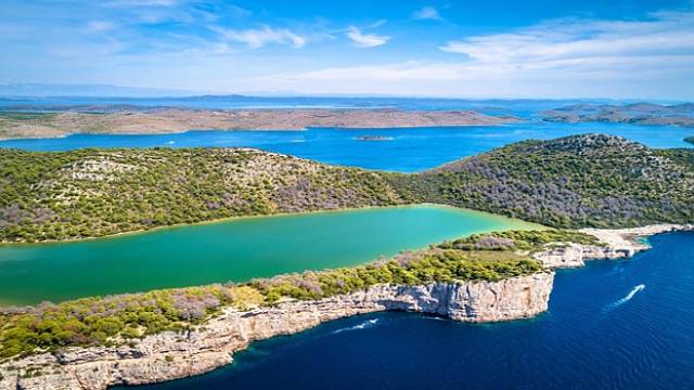 Chorvatská jezera dokáží uchvátit nádhernou přírodou a čistou vodou