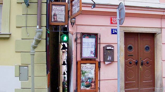 Nejužší ulice v Praze je jen o kousek širší než půl metru