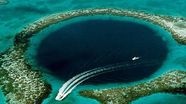 Modrá díra v Belize patří k těm největším