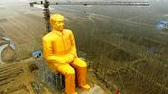 Zlatá socha Mao Ce-tunga