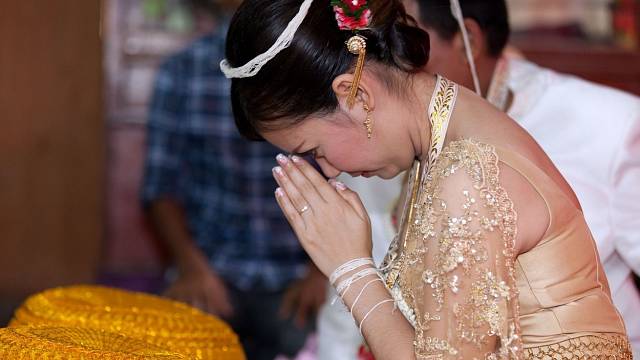 Thajská nevěsta připravující se na svatební obřad