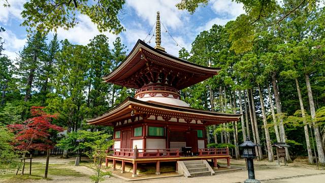 Nádherný chrám v nádherné přírodě - Japonci vědí, co dělají...