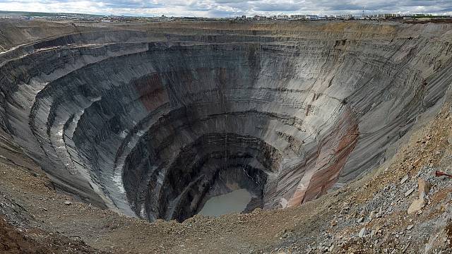 Diamant kam se člověk podívá - to je důl Mir v nehostinných sibiřských podmínkách