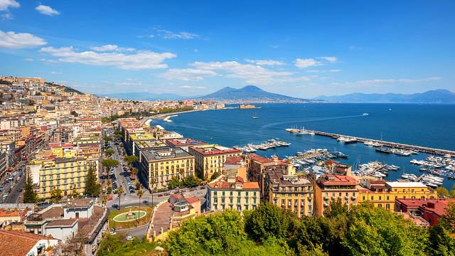 Panorama Neapole s majestátní sopkou Vesuv v pozadí