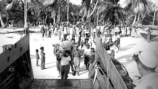 Obyvatelé Bikini Islanders byli násilně přesídleni z atolu Bikini v březnu 1946 před zahájením testování atomové bomby