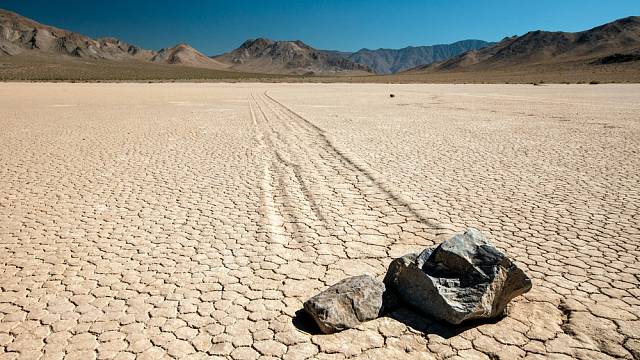 Vědec rozluštil záhadu plovoucích kamenů v Údolí smrti