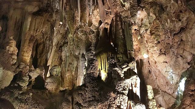 Tunely navazují i na jeskyně, které propojují