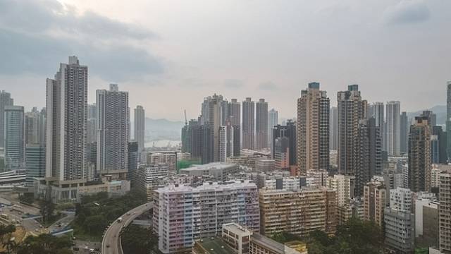 Pohled na obytné budovy, kde je oblíbená lokalita pro rozdělené jednotky v Hongkongu