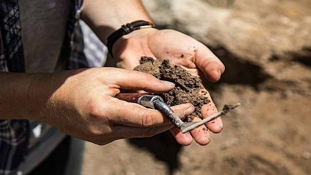 Archeologové odhalovali jednotlivé vrstvy půdy a artefakty