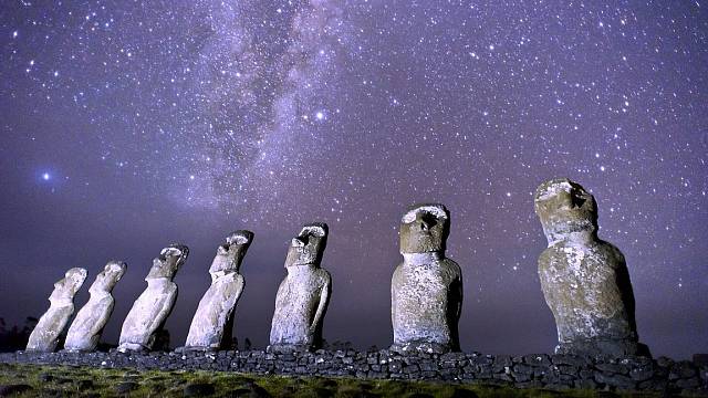 Moai mají své kouzlo i v noci