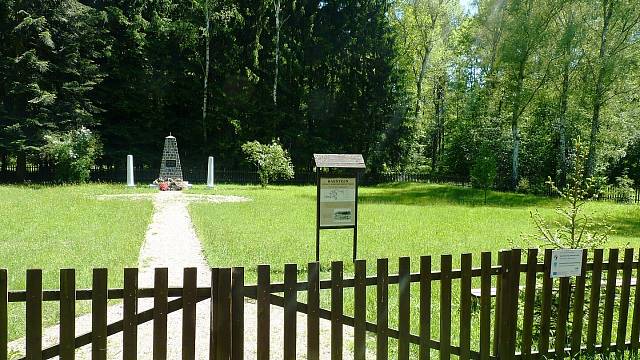 Koncentrační tábor dnes připomíná pomník na upraveném pozemku