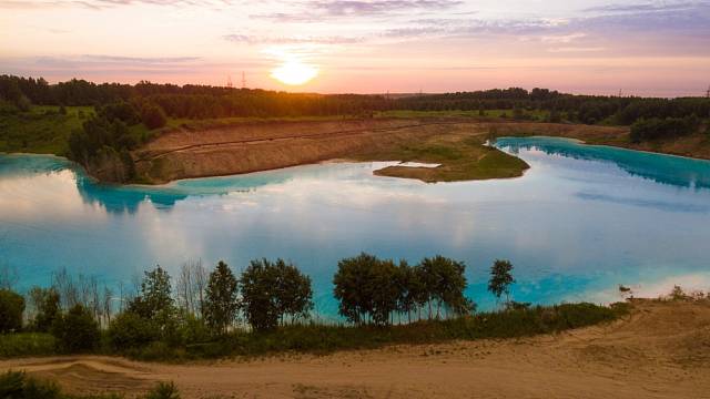 Blankytnán modř vody jezera je vykoupena jedovatými látkami