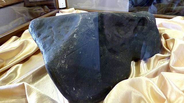 Meteorit, který v roce 1422 dopadl na Lokti, svým tvarem připomíná koňskou hlavu