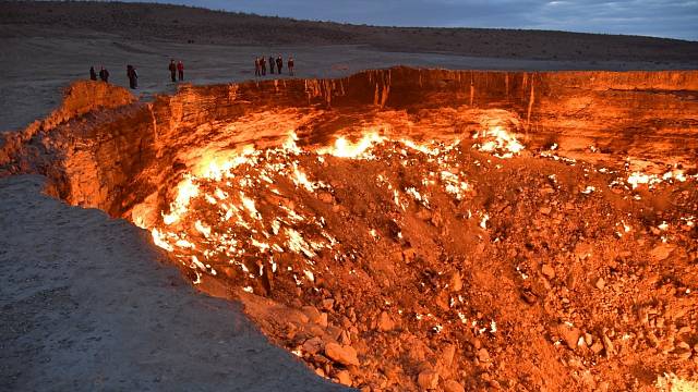 Hořící kráter, který zapálili Rusové