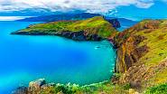 Madeira je extrémně hornatý ostrov sopečného původu v Atlantickém oceánu