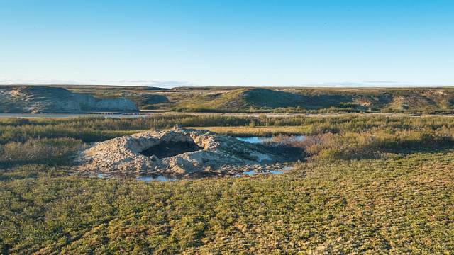 Krátery na Sibiři vznikají nebezpečnými explozemi podzemních plynů