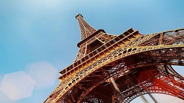 Eiffelova věž má výšku 330 metrů