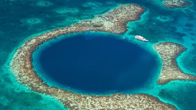 Velká modrá díra je obří mořská propadlina u pobřeží Belize
