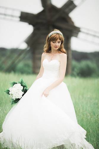 Moderní svatba v Evropě je typická díky jednoduchým šatům.