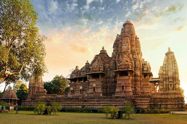 Historické záznamy uvádějí, že chrámové místo Khadžuráho mělo do 12. století 85 chrámů rozložených na 20 kilometrech čtverečních