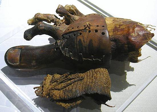 Náhrada prstu u nohy pro snazší chůzi vyrobená ze dřeva a kůže. Ve starověkém Egyptě už ovládali protetiku.