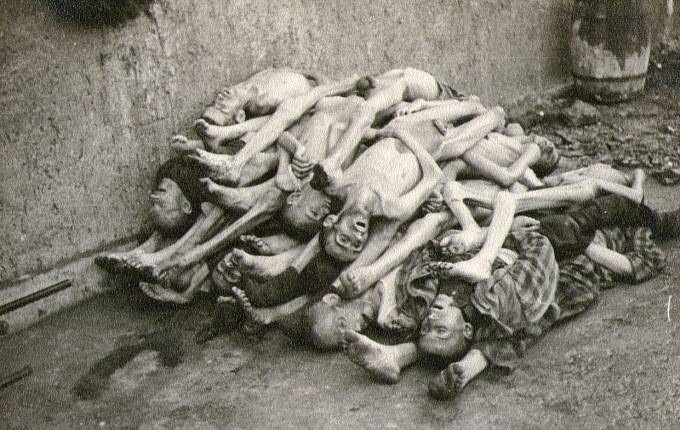 Koncentrační tábor Buchenwald. Fotografie z dubna 1945 krátce po osvobození tábora. K osvobození Buchenwaldu došlo za dramatických okolností 11. dubna 1945 americkými jednotkami (ARCENT, tzv. třetí armáda, 89. infantérie).