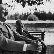 Adolf Hitler se smál málokdy. Když už žertoval, bylo to na adresu druhých.