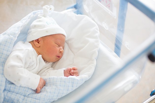 U novorozenců a batolat je předkožka připojená k žaludu přirozený jev.