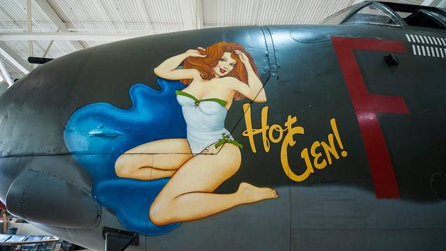 Dívky vyobrazené na bombardérech měly letcům přinést štěstí.