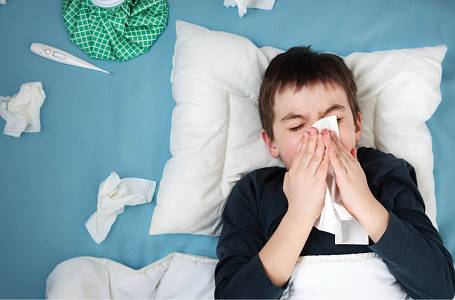 Rýma může být způsobena alergiemi, viry i bakteriemi.