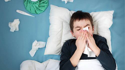 Rýma může být způsobena alergiemi, viry i bakteriemi.