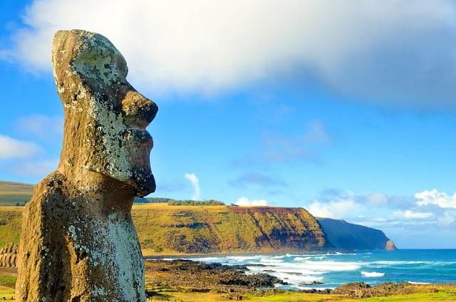 Rozsáhlé Moai v Ahu Tongariki na Velikonočním ostrově v Chile
