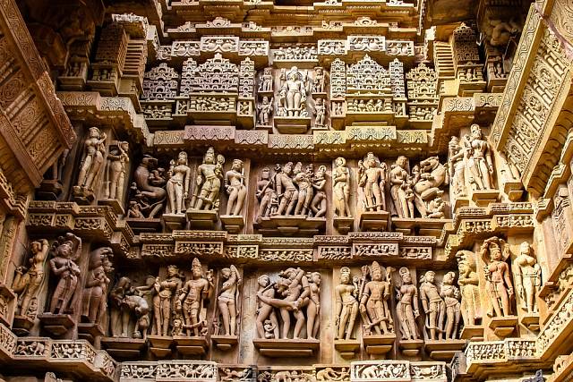 Slavné chrámy Khadžuráho v Madhjapradéši jsou raně středověké hinduistické a džinistické chrámy