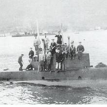 Velitel Egon Lerch s posádkou vjíždí do přístavu