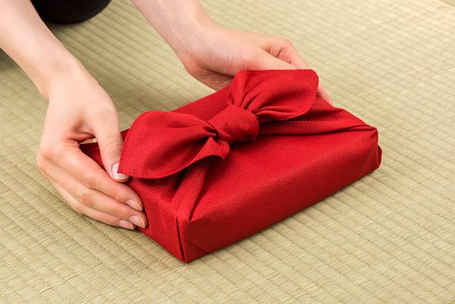 Metodou furoshiki docílíte velmi elegantního vzhledu dárků, a to s nulovým odpadem.