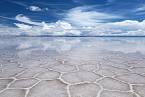 Když se změnilo klima, začala se voda s vysokou koncentrací soli vypařovat a zanechala za sebou krystaly soli, které zde vytváří tvary podobné hexagonům