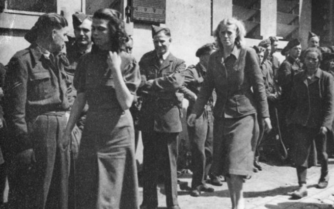 Herta Bothe a další dozorkyně po osvobození Bergen-Belsenu spojeneckými vojsky