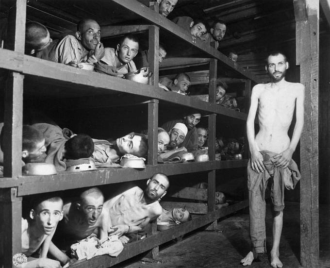 Vězni v koncentračním táboře Buchenwald. V drtivé většině byli vězni muži. Fotografie je z 16. dubna 1945. Podle sovětských zdrojů zemřelo v Buchenwaldu 7113 vězňů.