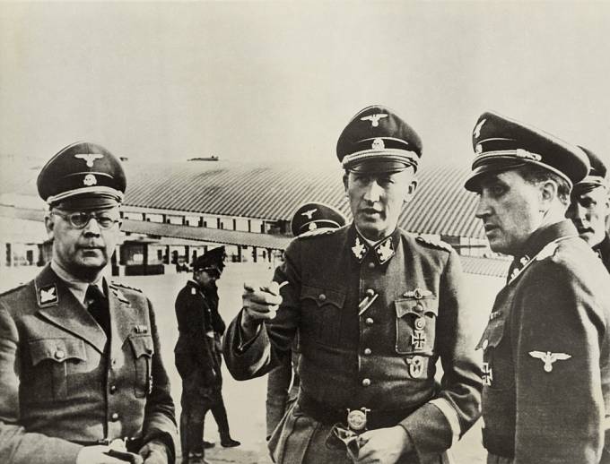 Reinhard Heydrich (uprostřed)