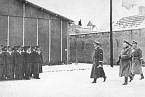 Heinrich Himmler v koncentračním táboru Ravensbrück, leden 1940. Himmler ortopedickými pokusy pověřil dr. Gebhardta.