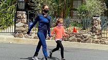 Jessica Alba posiluje i na procházce s dcerou.
